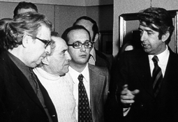 Gino Covili con Mario De Micheli, Carlo Federico Teodoro e il Sindaco di Modena Germano Bulgarelli all'inaugurazione della mostra al Palazzo dei Musei - Modena, 1974