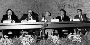 Gino Covili con il Sindaco di Vignola Gino Quartieri, Gianni Raviele, Attilio Montorsi e Vico Faggi in occasione dell'inaugurazione della mostra "L'ultimo eroe" alla Galleria della Corte - Vignola, 1996