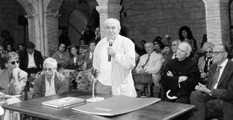 Gino Covili con Padre Giulio Mancini, Gianni Raviele, Ivano Miglioli e Cino Tortorella per l'inaugurazione della mostra a San Damiano - Assisi, 1994