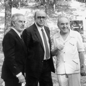 Gino Covili con Riccardo Cucciolla e Luciano Luisi per la presentazione del libro d'arte "Nei solchi del Frignano" - Pavullo, 1985