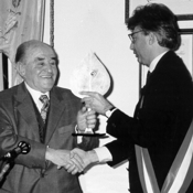 Gino Covili riceve dal Sindaco di Pavullo Ivano Miglioli, il premio "Pinone d'argento", 1995